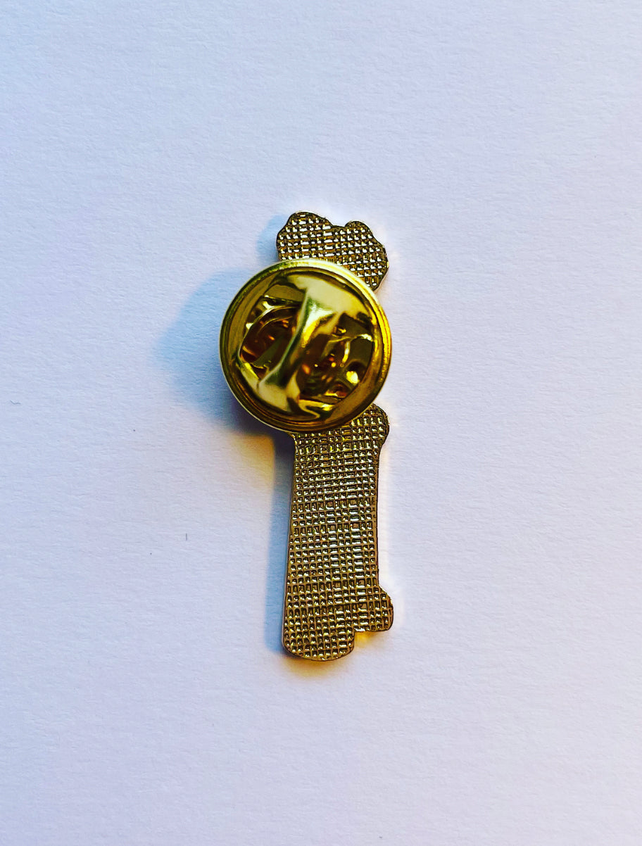 The Nez Silhouette Black and Gold Lapel Pin